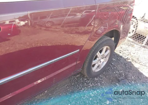 2009 Chrysler Town & Country Touring z USA, uszkodzony, nr VIN 2A8HR54169R665084